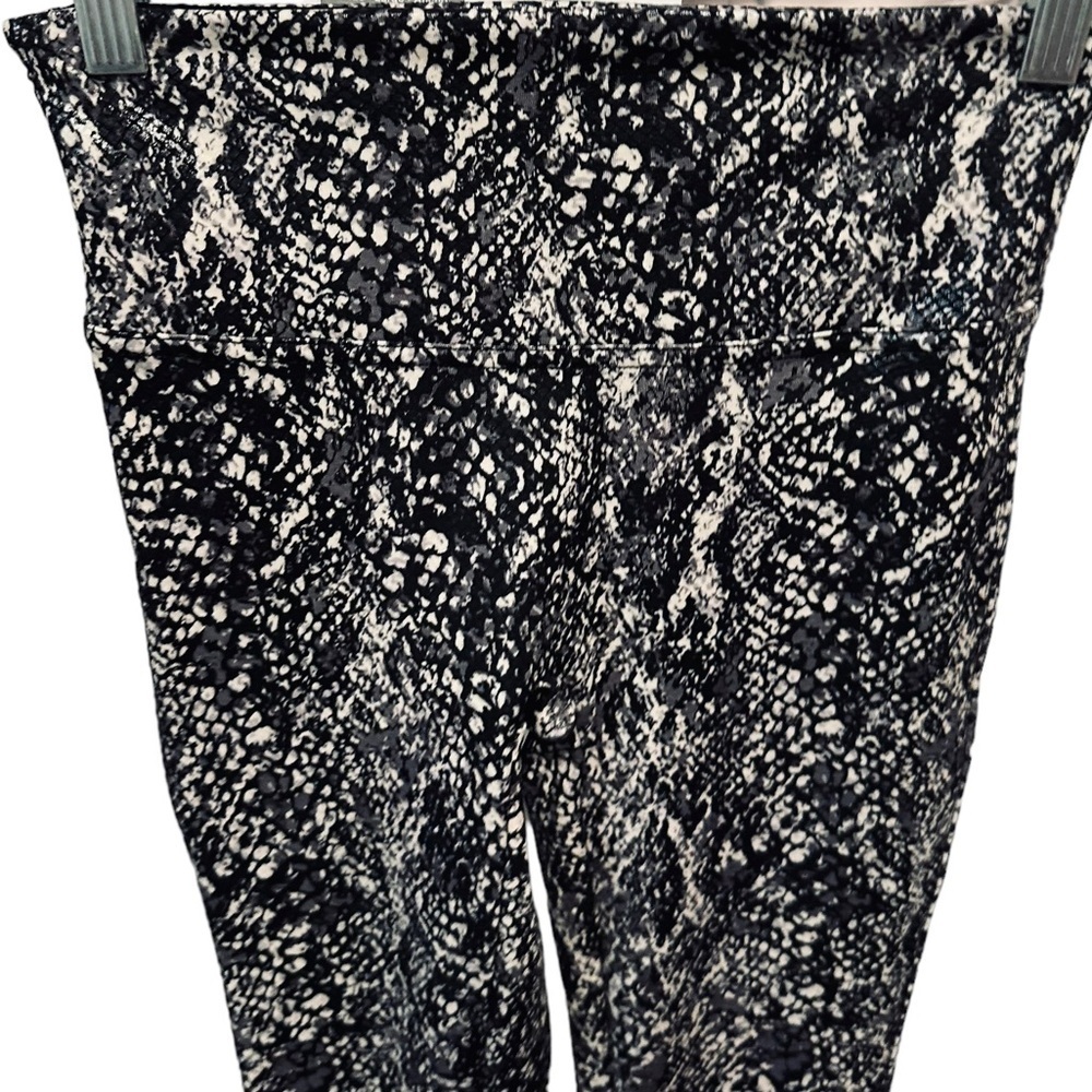 Spanx Faux Leather Snake Shine Leggings Size Small Shapewear Appear New 8866 - Picture 11 of 14
